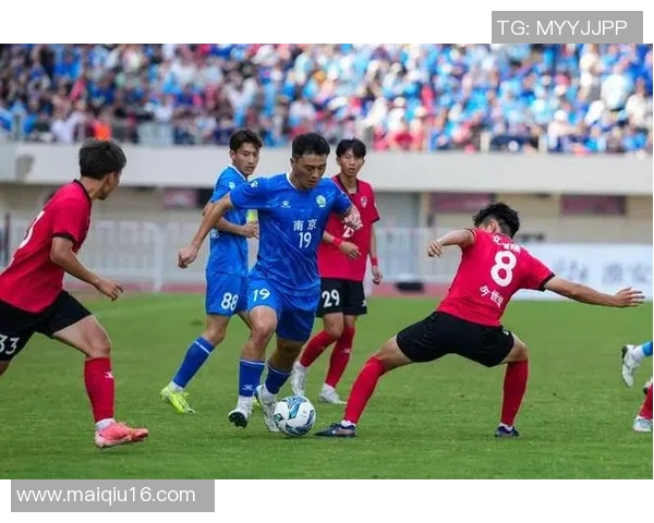 南京足球队领跑最新足球团队协作榜单前十名展现卓越团队精神与实力